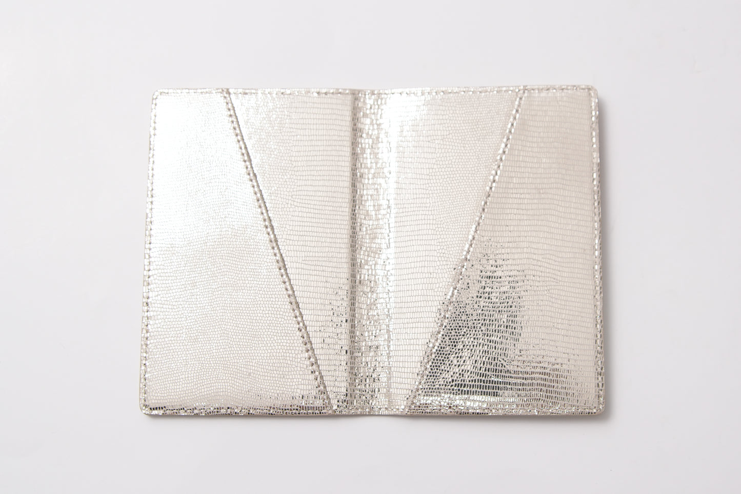 Shinny Lizard Passport Holder